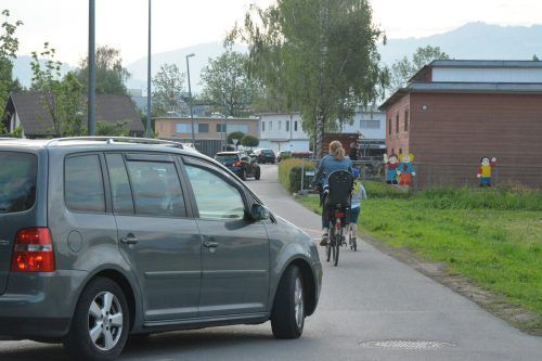 Für die Kinder entstehen durch den fehlenden Gehweg gefährliche Situationen. bvs