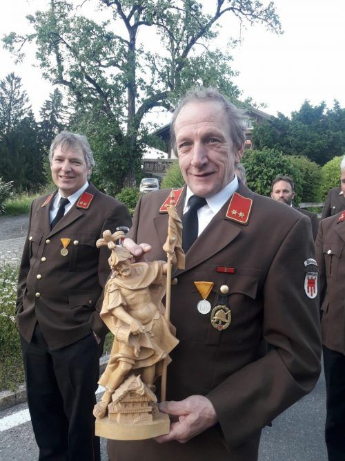 Gerd Dür und Kurt Hanspeter mit der Floriani-Statue.