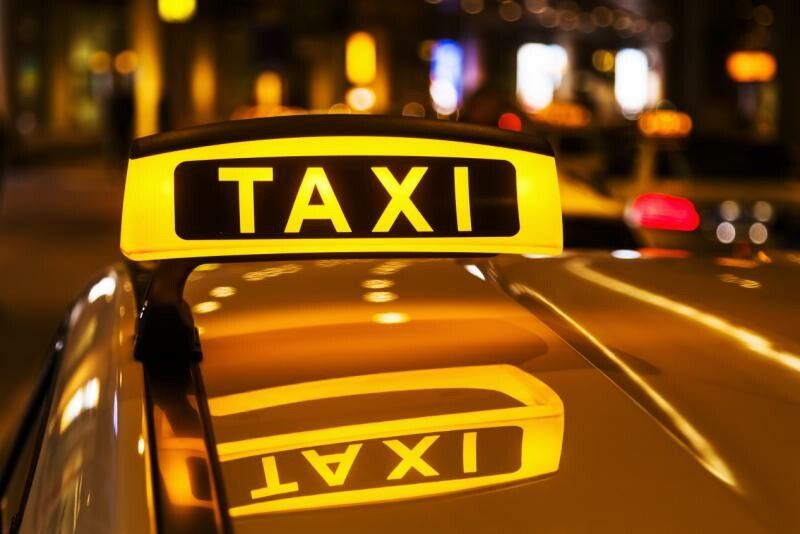 Die Landesregierung erhöht die Taxipreise im Land massiv. Eine notwendige Anpassung, sagt die Innung. Seit 2018 gab es keine Inflationsanpassung mehr. VN