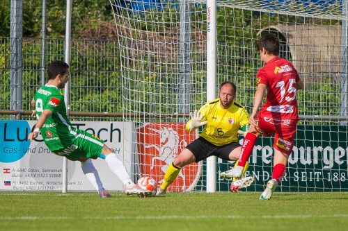 Gleich doppelt netzte Elvis Alibabic (l.) bei Torhüter Fabian Fetz (M.) ein, Marius Schedler (r.) war in dieser Szene zu spät dran. VN/Steurer