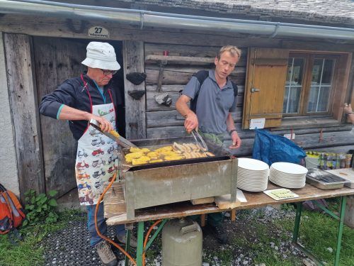 Grillchef Helmut Peter und Markus Netzer liefern den Helfern ein gschmackiges Essen.