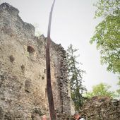 Skulptur auf dem Hohenemser Schlossberg, Turmbau auf der Ruine Alt-Ems