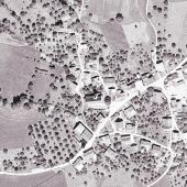 Mit der Kirche ums Dorf. Das 1950er-Jahre-Luftbild-Quiz