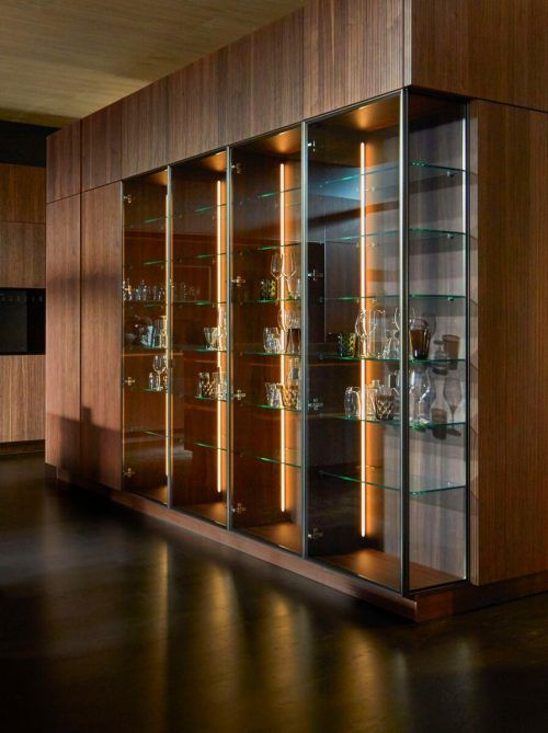 Holz, Glas und gebürstetes Messing kommen perfekt zur Geltung. amk