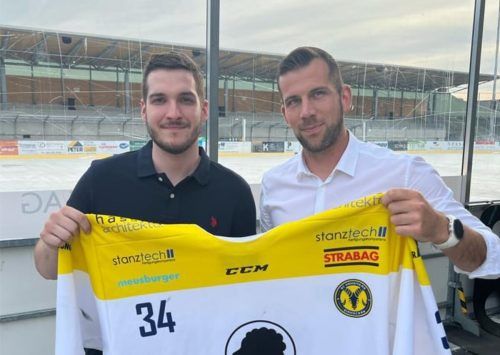 HSC Sportchef Michael Unterberger (rechts) mit dem neuen Emser Tormann Karlo Skec. mima