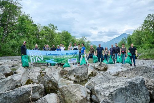 In Vorarlberg waren rund 20 Mitarbeiter der Donau Versicherung entlang der Ache unterwegs.  donau