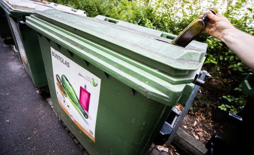 Jeder Vorarlberger hat durchschnittlich 33,8 Kilo Glas entsorgt.  APA/Hochmuth