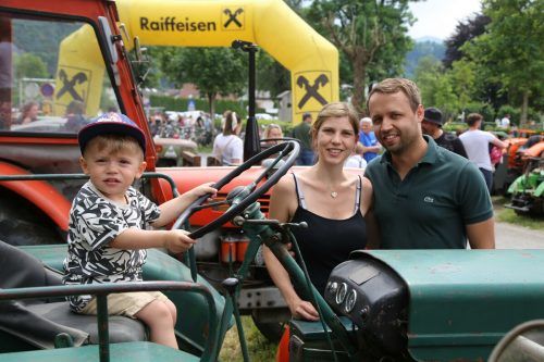Jonas am Steuer mit seinen Eltern Geraldine und Marco.