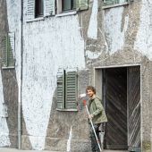 Festival Emsiana wird bereits an einer Hausfassade sichtbar