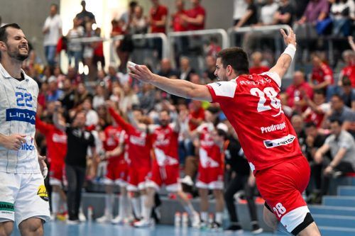 Linz-Kreisläufer Dejan Babic hadert, Srdjan Predragovic jubelt. Der Hard-Goalgetter war mit sechs Toren erfolgreichster Werfer gegen seinen Ex-Klub. VN/Lerch