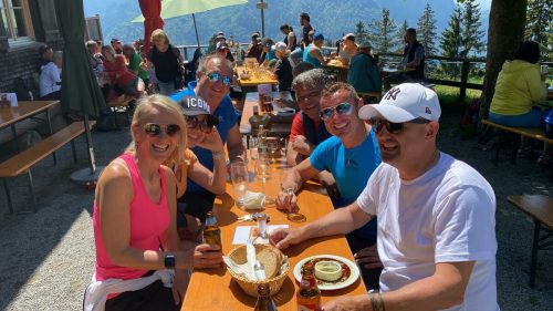 Markus Mader genoss mit Frau Martina (l.) und seinen langjährigen Freunden Eric Orie, Andi Hütter mit Freundin Daniela sowie Co-Trainer Martin Schneider seinen ersten Sonntag als Meistertrainer auf der Alpe Schwende. privat