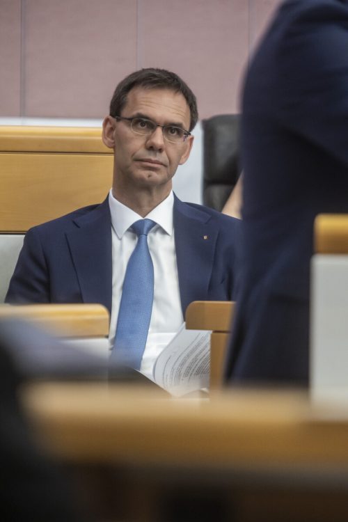 Markus Wallner ist Chef der Vorarlberger ÖVP, die nach seinen Angaben seit 2014 vom Wirtschaftsbund 900.000 Euro erhalten hat. Die Finanz hegt den Verdacht, dass die Zuwendungen mit insgesamt 1,5 Millionen Euro höher gewesen sein könnten. Hinweise dazu bieten unter anderem Zahlungen des Wirtschaftsbunds an diverse Ortsgruppen, finanzielle Unterstützungen für Landesräte oder auch Landtagsabgeordnete. Dass es sich bei den Zuwendungen um eine verdeckte Parteienfinanzierung handelt, weist Wallner vehement zurück. Das Geld stamme nicht aus dem Inseraten-Geschäft des Wirtschaftsbundes sondern aus den Mitgliedsbeiträgen. In Bedrängnis geriet der Landeshauptmann allerdings durch eine eidesstattliche Erklärung eines führenden Wirtschaftstreibenden, der erklärt, dass Wallner bei Betriebsbesuchen um Inserate geworben und gleichzeitig deponiert habe, dass die öffentliche Hand inserierende Betriebe möglicherweise auch unterstützen könnte. Der Manager ist den VN bekannt. Der Landeshauptmann dementiert die Vorwürfe als glatte Lüge. Die Wirtschafts- und Korruptionsstaatsanwaltschaft ermittelt auf Grund der Anschuldigungen. Es bestehe der Verdacht, dass Wallner versucht habe, als Amtsträger für die pflichtgemäße Vornahme von Amtsgeschäften einen Vorteil zu fordern. Es besteht noch kein Anfangsverdacht.