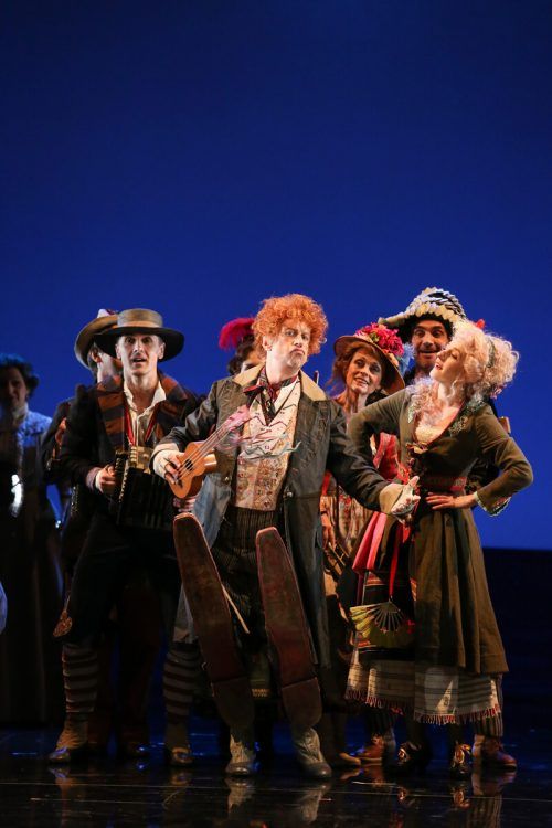Martin Winkler (Mitte) in „Der Tod in Venedig“ an der Wiener Volksoper. APA/Palffy