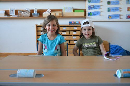 Mia und Alina testeten, wie es sich in der Schulbank anfühlt.