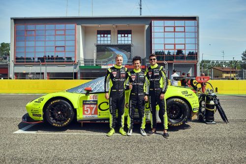 Mikkel Jensen (r.) freut sich mit seinen Kollegen Takeshi Kimura und Frederik Schandorff von Kessel Racing über Platz drei in Imola.  KR