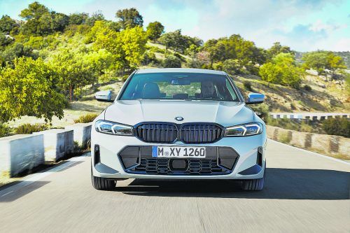 Mit aufgefrischtem Design, aber ohne vergrößerte Niere geht der BMW 3er in seine zweite Lebenshälfte. Beim Lifting verzichteten die Münchner auf die Einführung des aus anderen Baureihen bekannten, polarisierenden Riesenkühlergrills. Auch das Motorenangebot bleibt unverändert. Stattdessen gibt es ein neues Infotainmentsystem mit Riesen-Bildschirm.