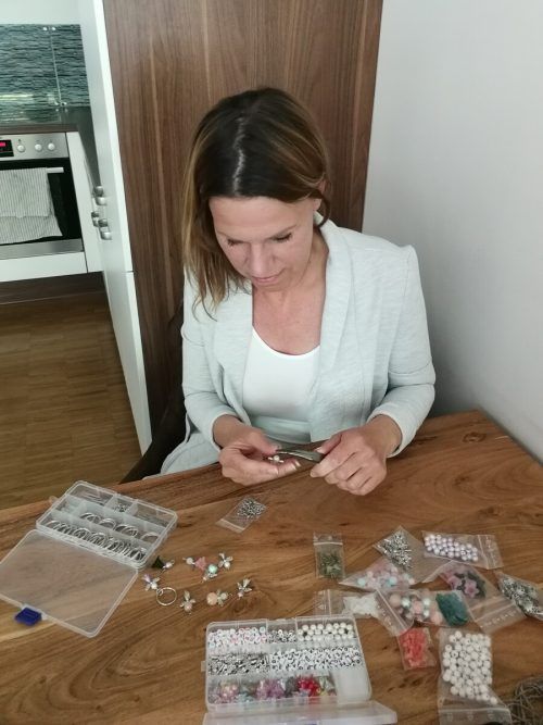Mit geschickten Händen fertigt Josephin Dursun Schlüsselanhänger an.