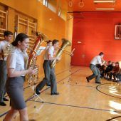 Militärmusik zeigt den Volksschülern ihr Können