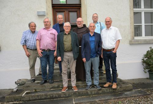 Neubeginn mit vereinten Kräften: Der Vorstand bei der Jahreshauptversammlung im Innenhof des Klosters. EH