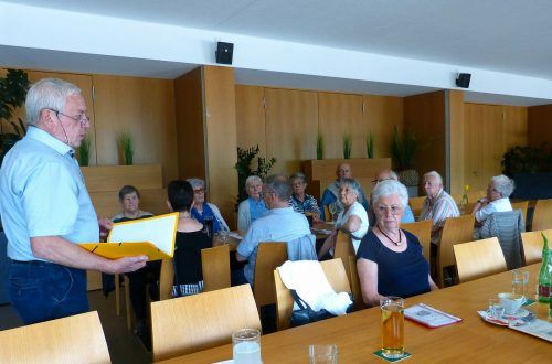 Obmann Walter Ellensohn begrüßte die Gäste zum unterhaltsamen Nachmittag. M. Berg
