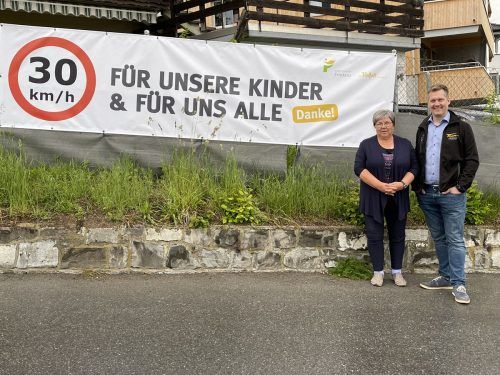 Parzellenvertreterin Ilse Mock und Gemeinderat Johannes Decker vor dem neuenBanner, das auf die neue Höchstgeschwindigkeit aufmerksam macht.  Marktgemeinde