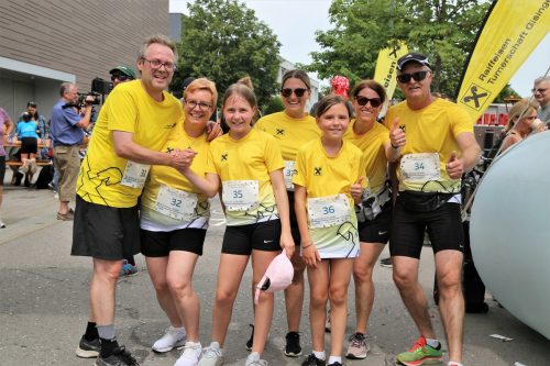 Peter, Luis, Melanie, Sabine, Florian, Jasmin und Herbert drehten für den Neubau des Pfarrheims ihre Runden. TAY