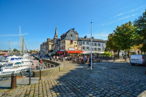 Pflastersteine helfen nachweislich, die Hitze in der Stadt zu senken und verbessern das urbane Mikroklima. Pixabay