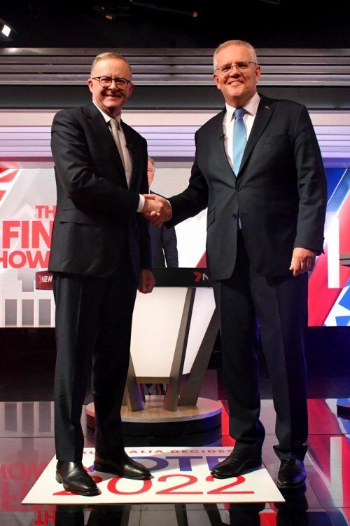 Premier Morrison (rechts) und Labor-Herausforderer Albanese. AFP