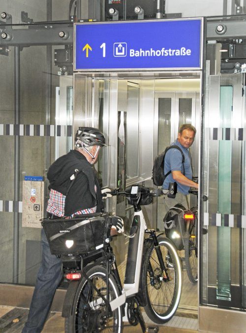 Radfahrer schätzen die Lifte bei der neuen Bahnhofsunterführung. ajk/3