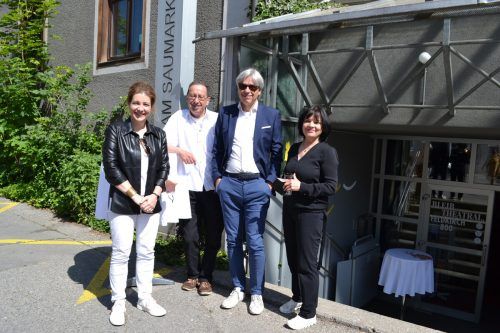 Referentin Marie-Luisa Frick mit Walter Müller, Obmann Peter Bilger und Renate Zink vom Theater am Saumarkt. BI