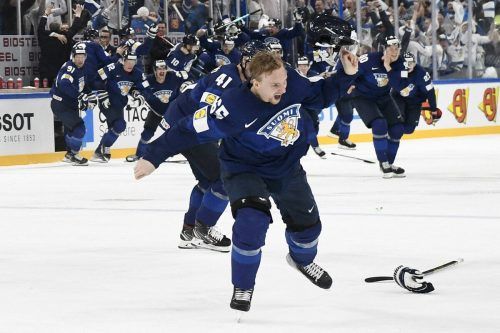 Sakari Manninen und seine finnischen Kollegen feiern das erst zweite Eishockey-Doppel mit Olympiasieg und WM-Titel.  apa