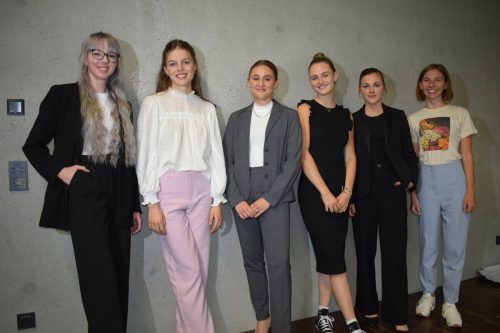 Saskia Wilfingseder, Paula Isenberg, Mia Breidenbrücker, Norah Drissner, Sophie Rinner und Miriam Dorner präsentierten ihre Arbeiten. me