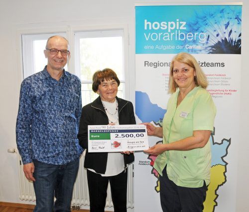 Scheckübergabe an Karl Bitschnau und Angelika Müller.