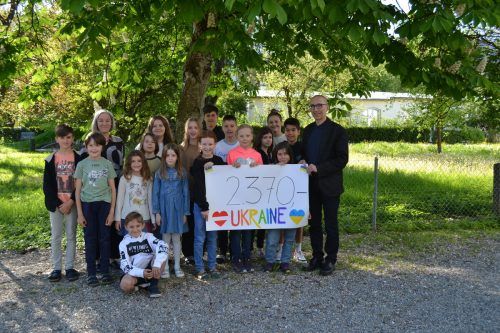 Schüler mit Direktorin Heidi Haas und Caritasdirektor Walter Schmolly bei der Scheckübergabe. Caritas Vorarlberg