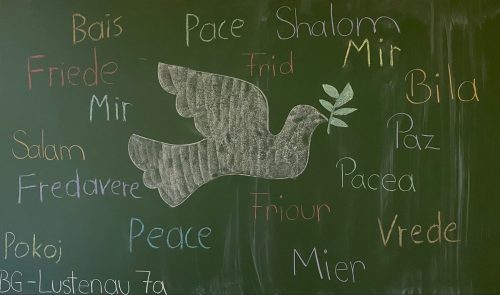 Schülerinnen und Schüler des BG Lustenau beschäftigen sich mit dem Thema Frieden. BG Lustenau