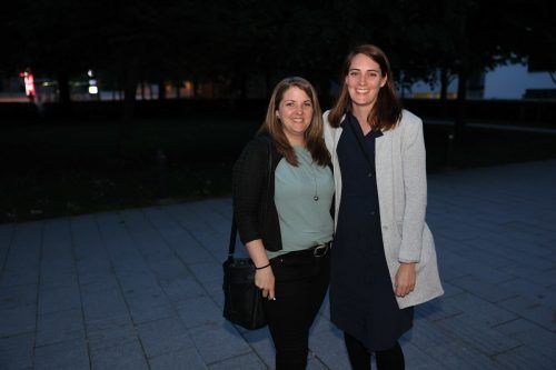 Selina und Sandra Schmid lauschten dem Vortrag.