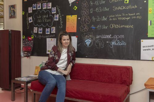Sie versucht, Mädchen bei ihren Herausforderungen zu helfen. 
