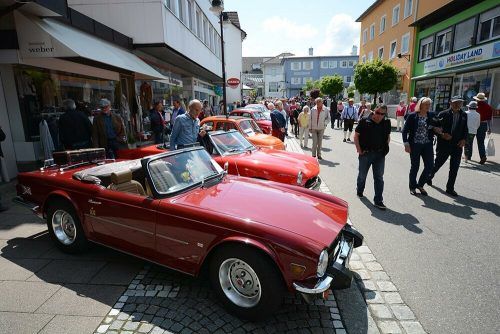 Stilgerecht fahren einige Besucher in ihren Cabrios vor. Lindenberg