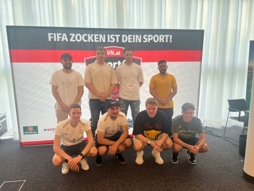 Team Sebi und Adis (hinten Mitte) haben sich den Sieg in der Qualifikation im Medienhaus in Schwarzach geholt und stehen im Finale des großen E-sport-Cup. Salcher