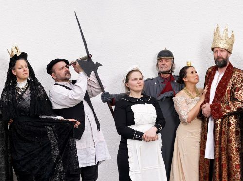 Theaterverein Bizau spielt das Stück „Der König stirbt“.