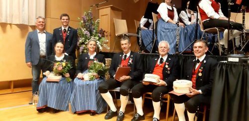 Thomas Zudrell und Obmann Stefan Marlin bedanken sich bei (v.l.) Nina Juen, Melanie Durig, Gerhard Weinold, Kurt Kraft und Christian Kraft für ihre langjährigen Dienste im Zeichen der Blasmusik.