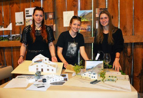 Victoria Klecatsky, Sara Lindner und Simone Madlener vor ihren Modellen des „Wäschhüsle“ in Balzers. Dietmar Hofer