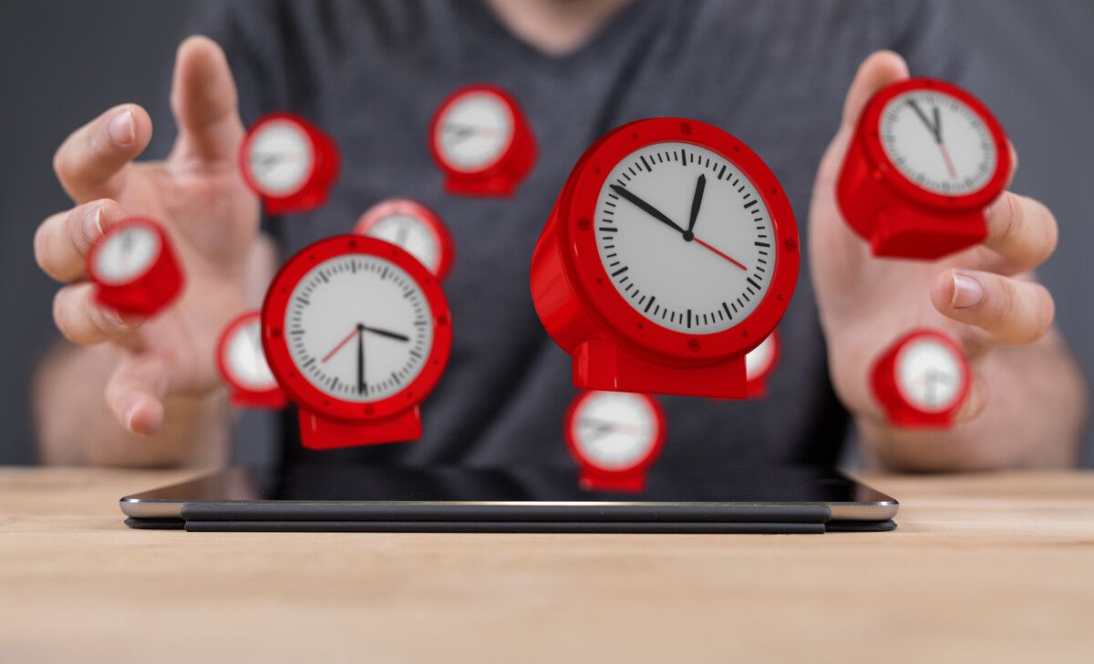 Wer zu viel um die Ohren hat, der findet häufig in der Nacht auch keinen Schlaf, was wiederum zu Stress führen kann. adobe stock
