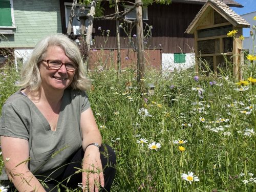 Von der Geschäftsführung über die Mitarbeiter bis zu den Anrainern profitiert jeder von den naturnahen Blumenwiesen, ist Margot Brecher überzeugt. VN/Rauch