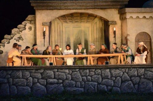 Vor der Naturkulisse des Arlbergmassivs erhält die Geschichte um das Leben, Leiden, Sterben und die Auferstehung Christi einen bewegenden Charakter. Archiv VN