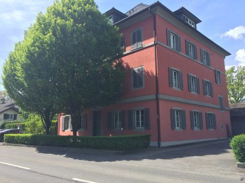 In diesem Mehrparteienhaus in Meiningen kam es am 7. Mai zur Messerattacke einer Frau gegen ihren Lebensgefährten. vn/gs
