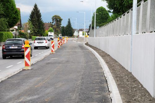 Wegen der Asphaltierung wird ein Teil der Brugger Straße in Höchst zwischen 16. und 21. Mai von 19 bis 6 Uhr für den Verkehr gesperrt. Radfahrer und Fußgänger können passieren. ajk/2