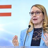 Spekulation über ÖVP-Personalrochade bezüglich Schramböck und Sachslehner
