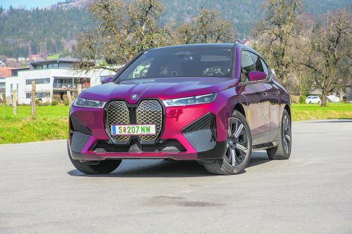 XXL-Dimensionen und fast 2,6 Tonnen Gewicht: Dennoch kommt das Elektro-Flaggschiff von BMW richtig weit. VN/Steurer