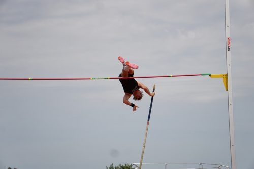 Zehnkampfmeister Mika Voss überquerte im Stabhoch 4,60 m. VLV